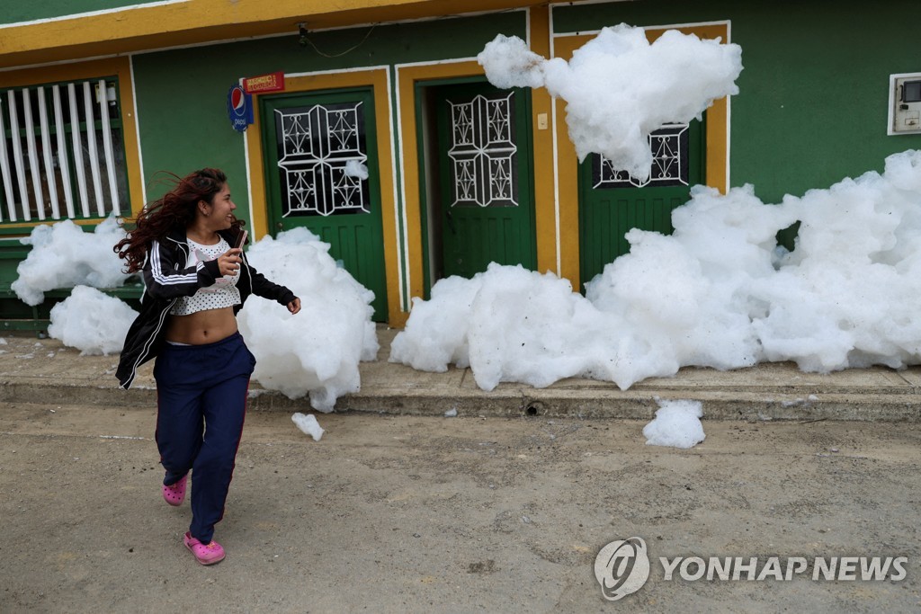 [월드&포토] 땅에 내려앉은 뭉게구름?…콜롬비아 마을 습격한 독성 거품