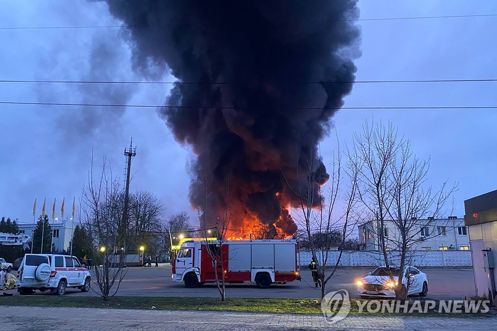 [우크라 침공] 러 "우크라 헬기, 러시아 진입해 연료저장시설 공습"