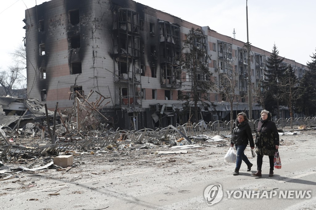 [우크라 침공] "마리우폴 민간인 1만여명 사망…러 학살 은폐"