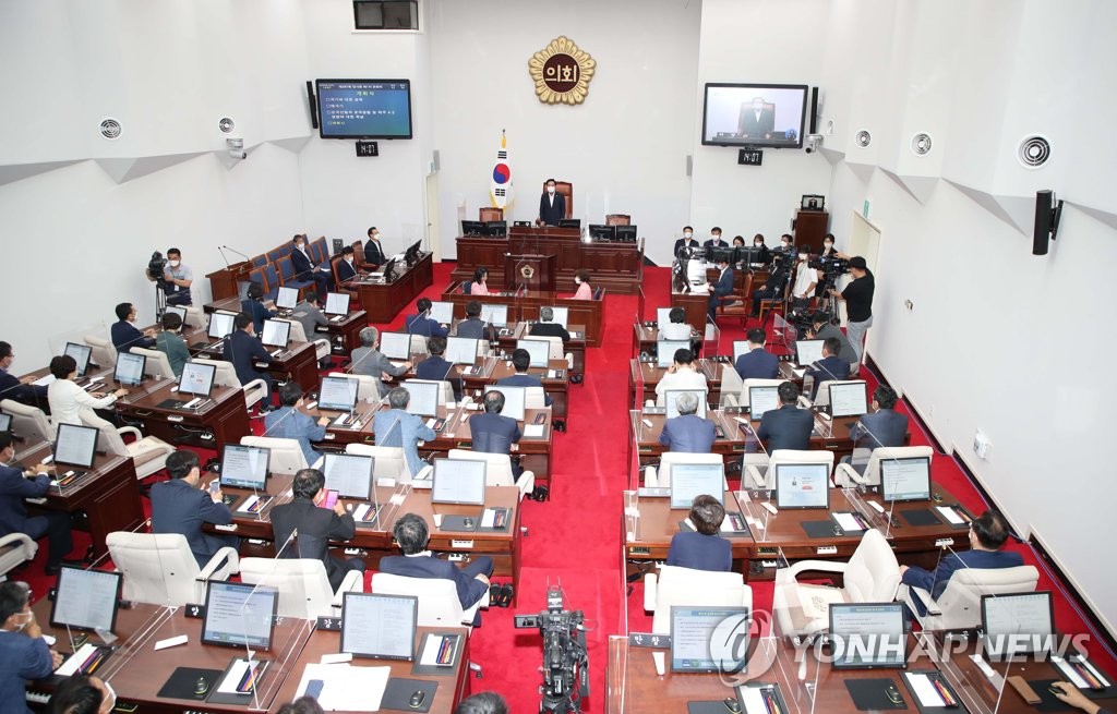 제주 도의원 정수 2명 증원 개정 통과…선거구 통폐합 불가피