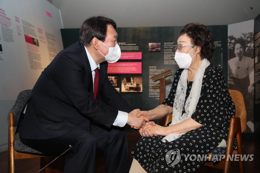 인수위 찾은 이용수 할머니 "한일협의단과 함께 일본 가겠다"(종합)