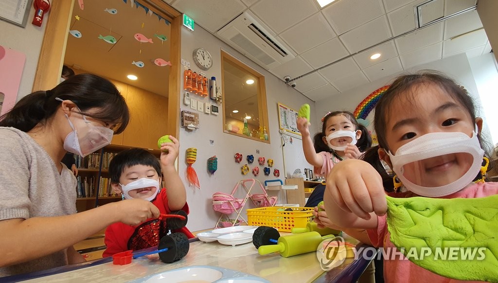 식약처, 입 보이는 투명창 마스크 첫 허가 "장애인에 도움 기대"