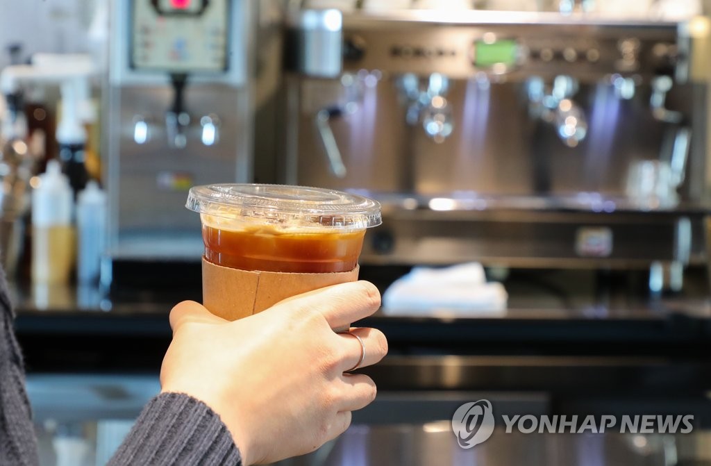 커피 살때 일회용컵 보증금 300원…제도 시행 두달앞 업계 '울상'