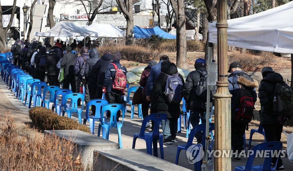 "맹물에 면 사리만"…식탁 물가 폭등에 짓눌리는 빈곤층