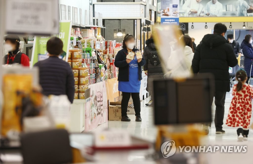 내일부터 영화관서 팝콘·돔구장에선 치맥…마트 시식도 가능