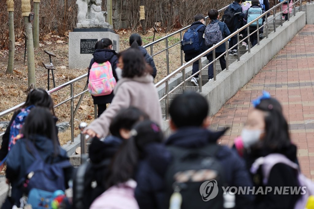 인권위 "동거인 격리해제까지 등교중단, 공적 이익 위한 조치"