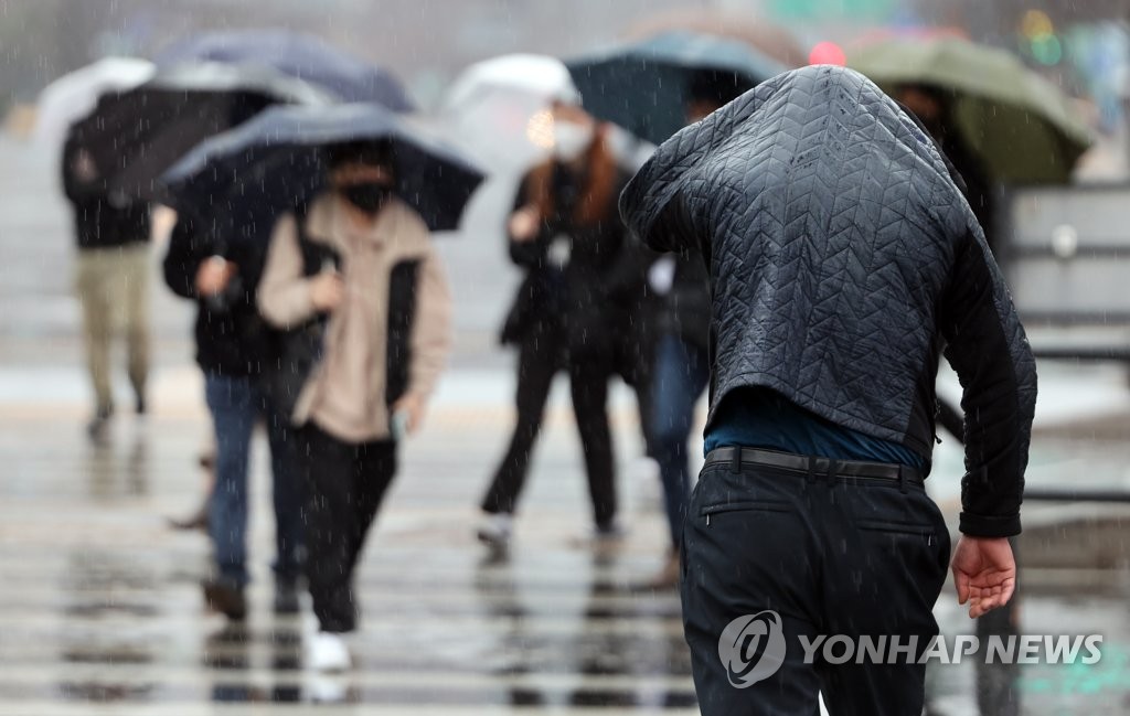 전국 흐리고 비 내려 기온 '뚝'…미세먼지 '보통'