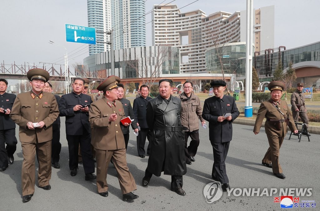 "북한군, 외출·면회·조기제대 위해 뇌물…건설현장에 투입돼"