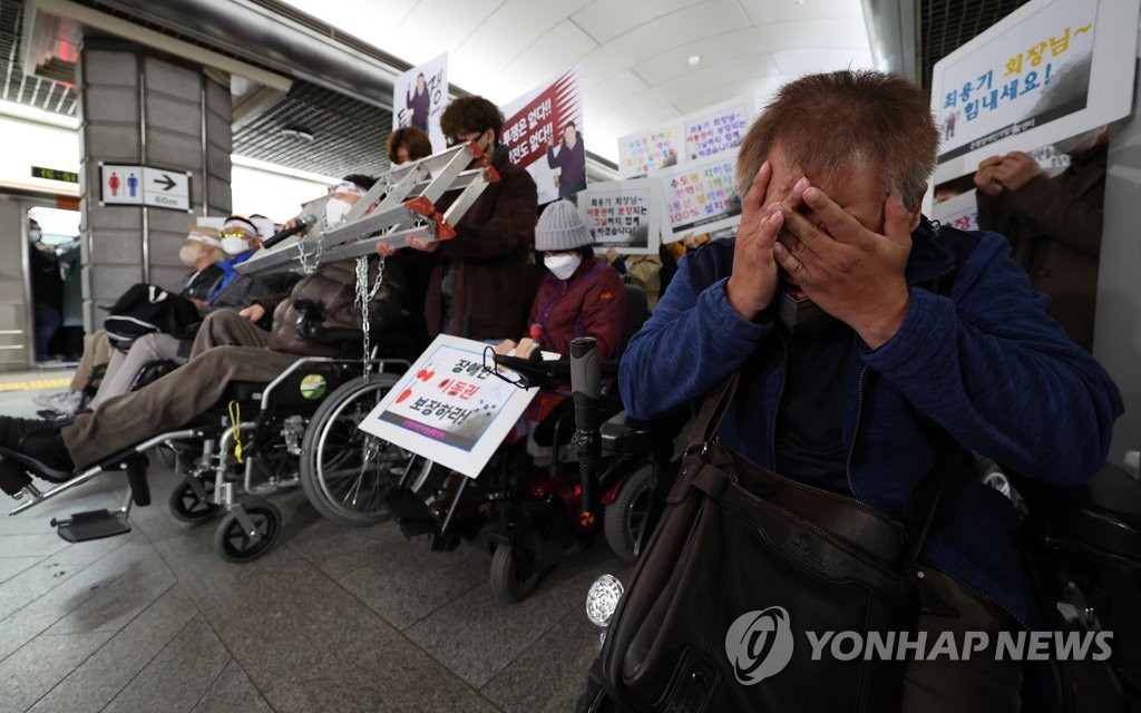 '지하철 시위' 논쟁 중인 한국…장애인 정책은 낙제점