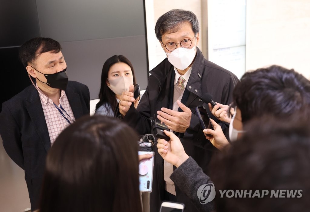 이창용 "가계대출 문제 해결해야…금융위와 다시 볼 것"(종합)