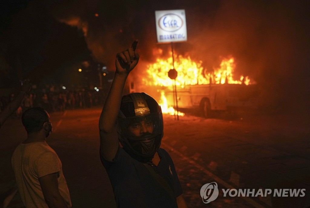 스리랑카, 경제난 속 반정부 시위에 비상사태 선포