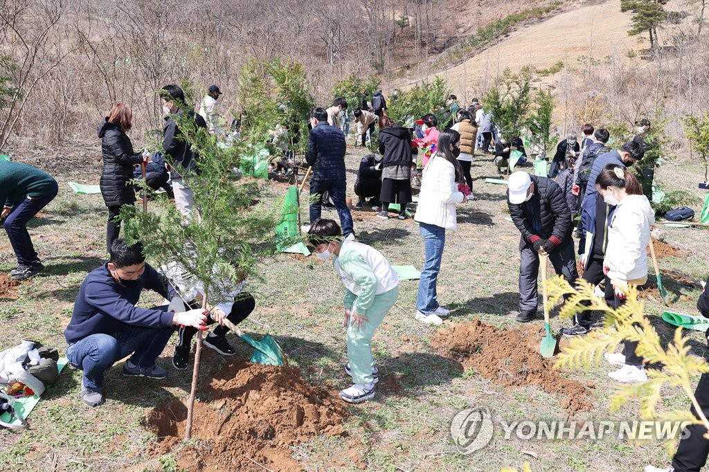 [픽! 대전] "식목일 앞두고 반려나무 심었어요"