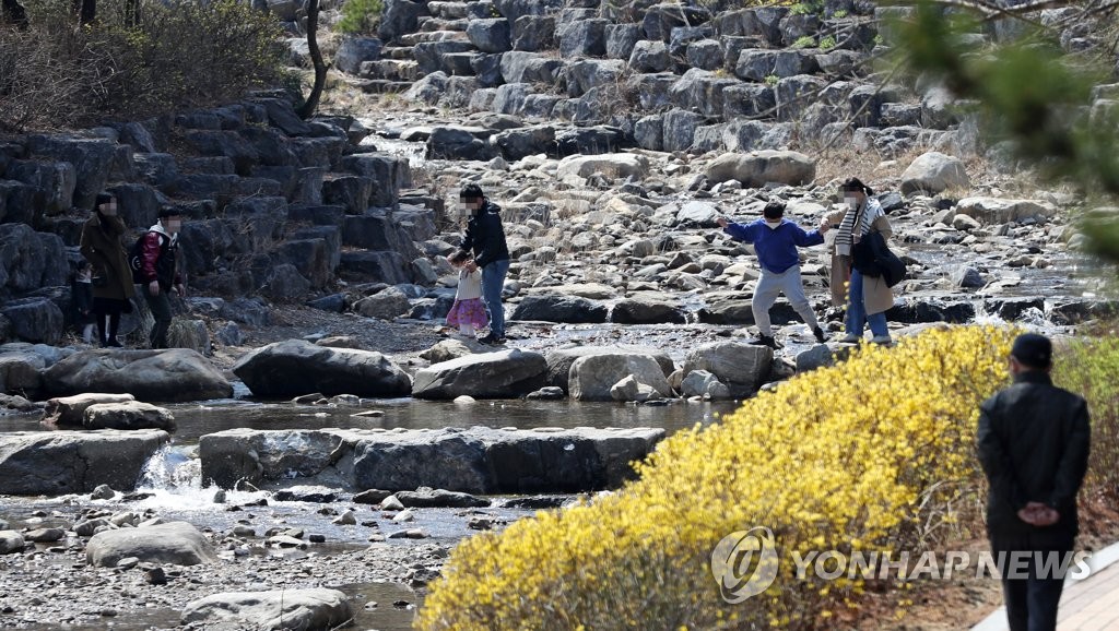 전국 벚꽃 명소·산·관광지 봄나들이 인파로 '북적'