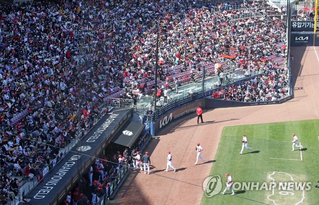 출범 40주년 프로야구, 팬 6만7천명과 함께 성대한 개막(종합)