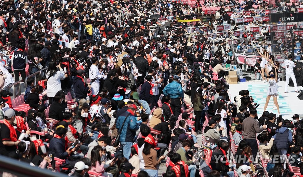 출범 40주년 프로야구, 팬 6만7천명과 함께 성대한 개막(종합)