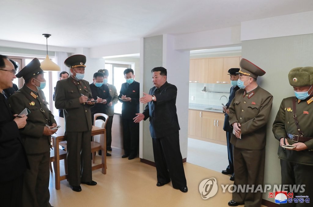 김정은, 완공된 평양 보통강 택지 찾아…"전국 대대적 주택건설"(종합2보)