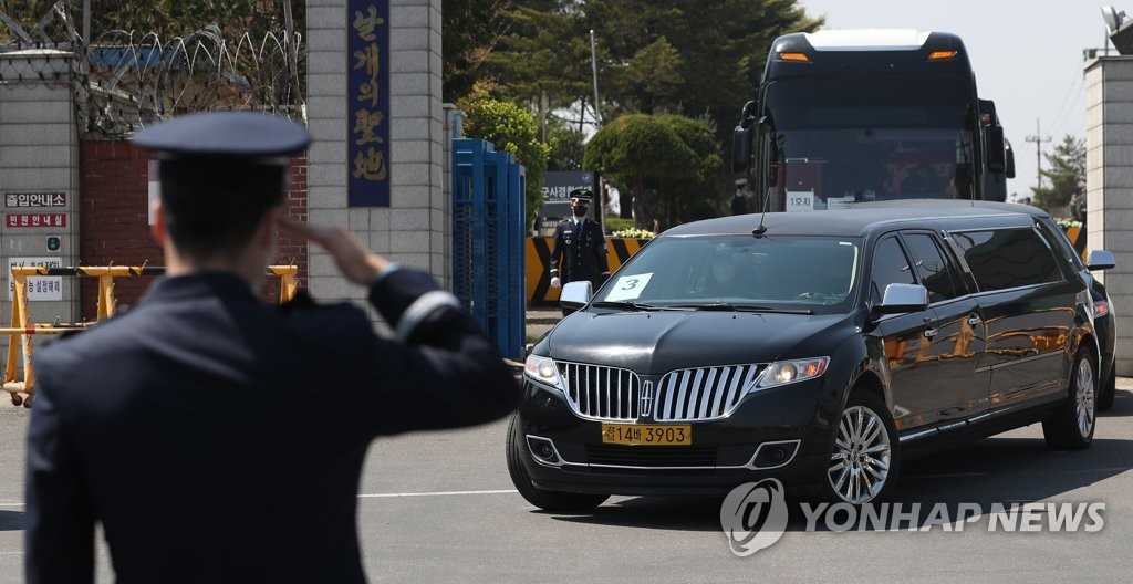 공군 훈련기 순직 조종사 유족들, 군에 위문금 500만원 기부