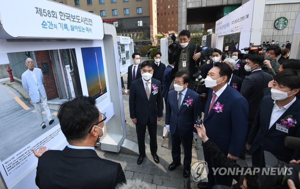 尹당선인, '전두환 보도' 대상 사진전 관람…"사진이 역사 바꿔"