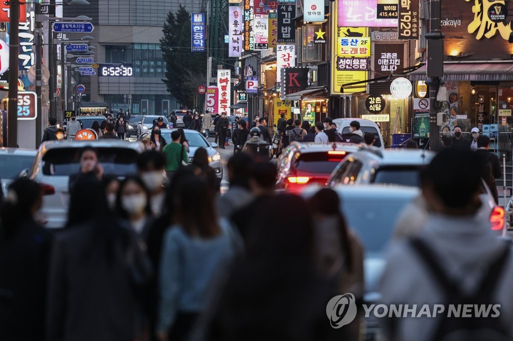 "2∼3주 후 확진자 10만명대 초반 수준까지 떨어질 것"