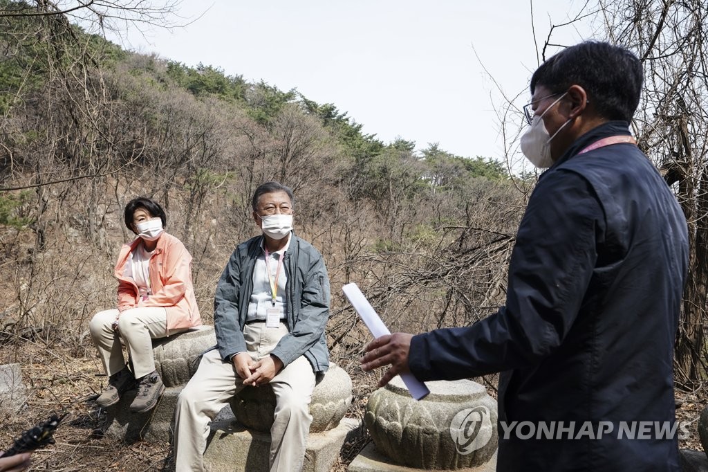 '靑 개방 논의' 타이밍 겹친 文대통령 북악산 개방…오비이락?(종합)