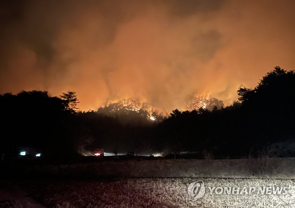 봉화 산불 이틀째, 진화율 90% 이상…헬기·인력 투입 총력 대응