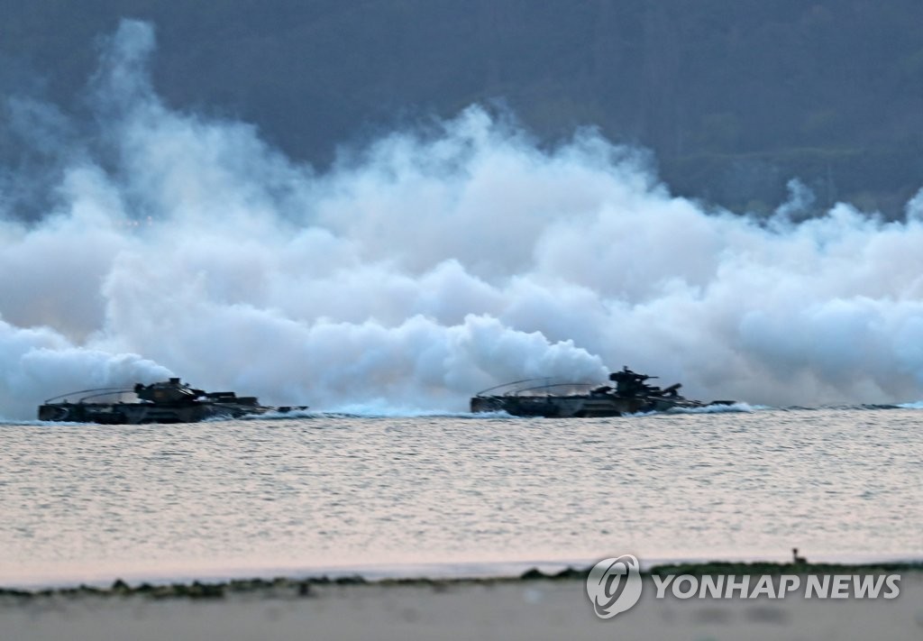 해병대, 포항 해안서 장갑차·고무보트 동원 상륙훈련