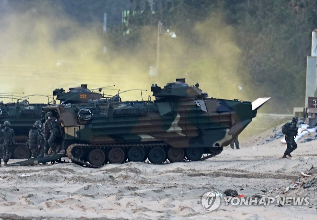 해병대, 포항 해안서 장갑차·고무보트 동원 상륙훈련