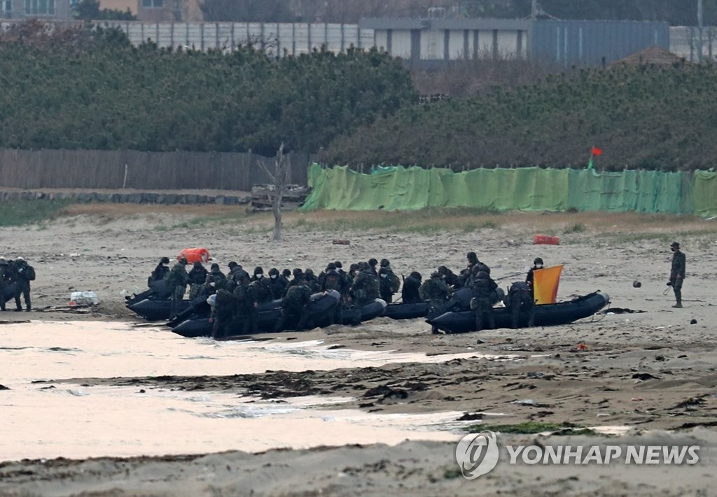 해병대, 포항 해안서 장갑차·고무보트 동원 상륙훈련