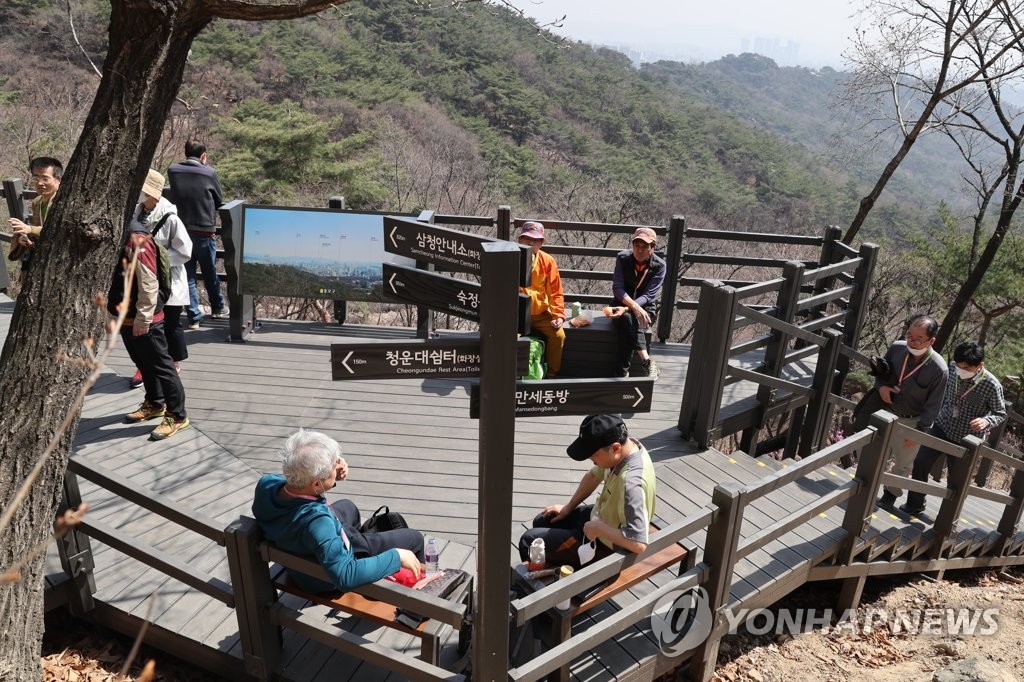 북악산 개방 첫날 시민들 북적…"깨끗하고 신비해요"