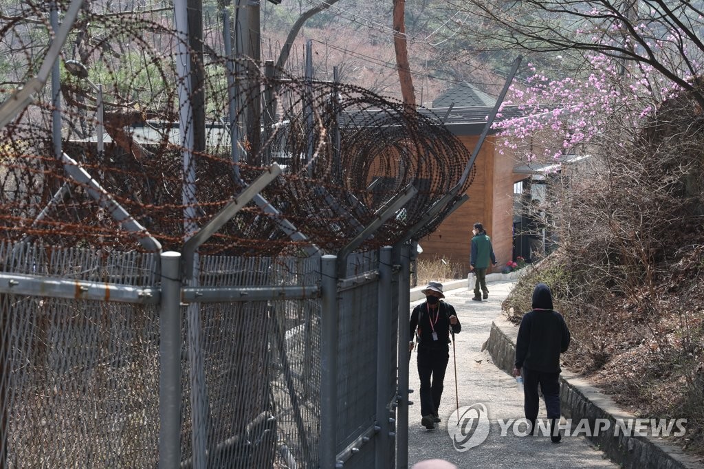 북악산 개방 첫날 시민들 북적…"깨끗하고 신비해요"