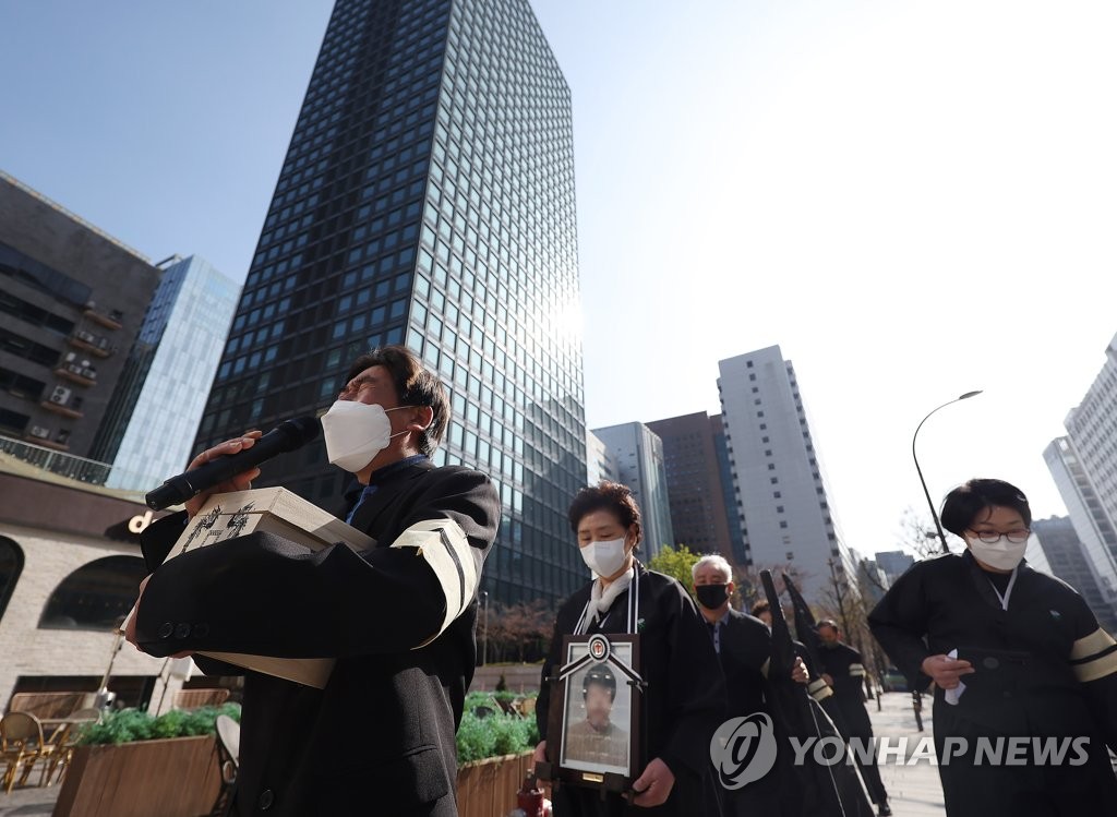 상복 입은 가습기살균제 피해자들 "피해조정, 정부가 나서야"