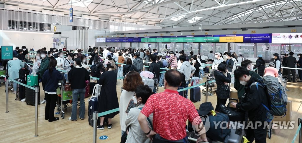 기지개 켜는 부산 관광…김해공항 국제선은 아직 썰렁