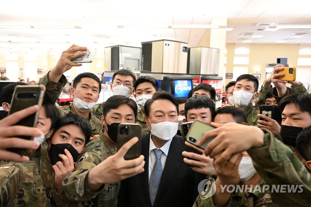 카투사 셀카發 논란에…인수위 "국군도 소지시간 확대 면밀검토"