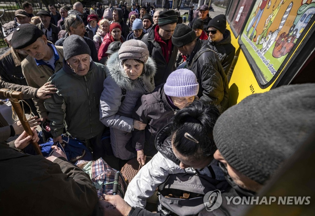 "러, 우크라 동부 도시 기차역에 로켓 공격…30명 이상 사망"