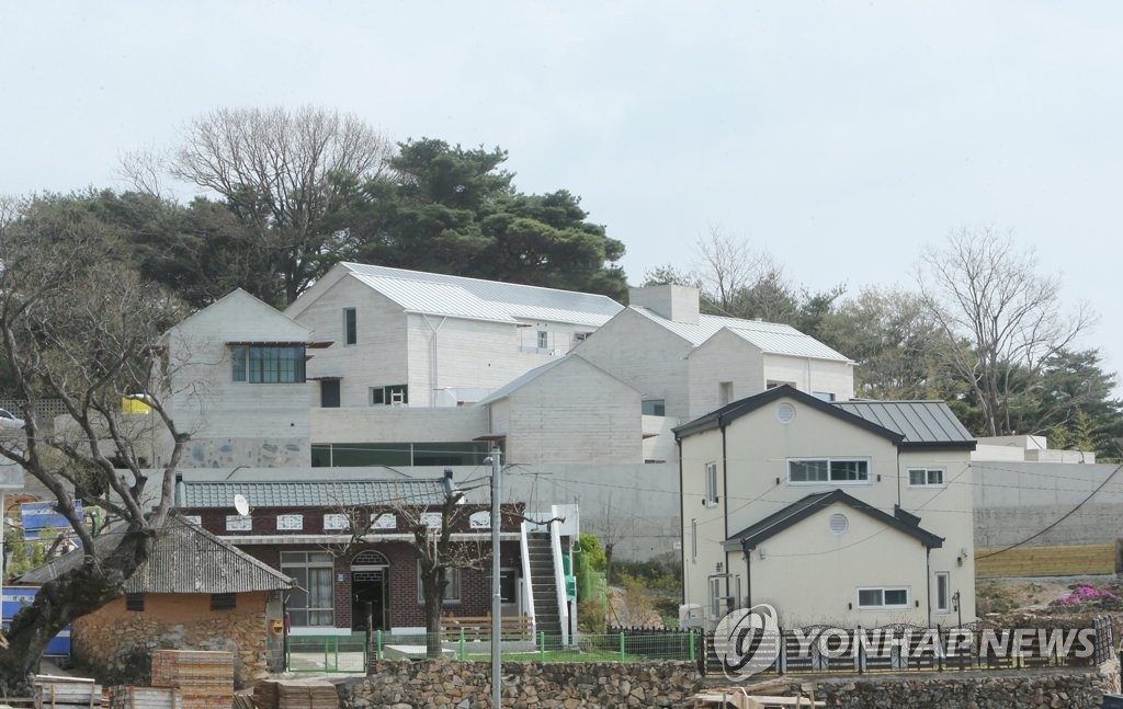 문 대통령 양산 새 사저 착공 1년만에 준공…내달 10일 입주