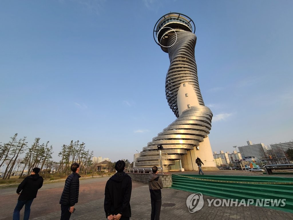 '태풍급 강풍'에 강원 항공기 결항…74ｍ 높이 구조물 낙하 위험(종합)