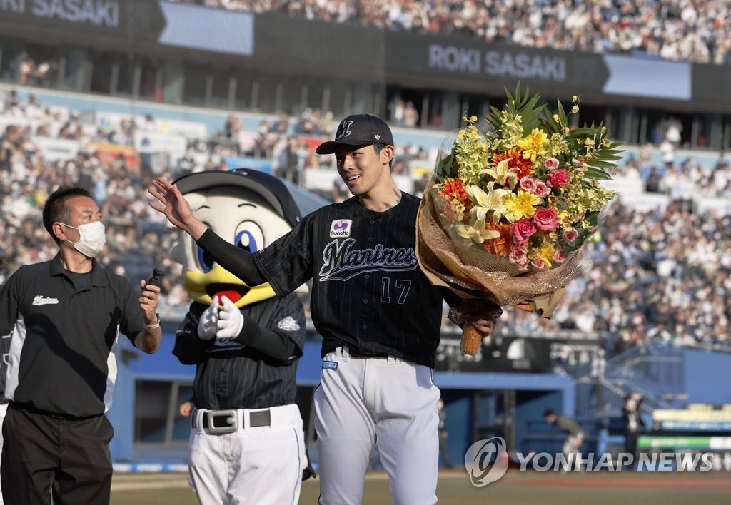 일본 야구 '퍼펙트 사나이' 사사키, 17⅓이닝 만에 첫 피안타