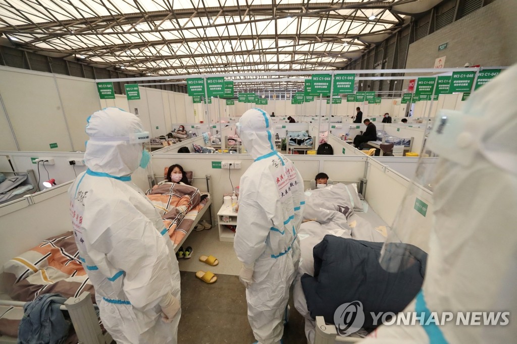 [상하이는 지금] "누가 제발 해열제를"…한밤중 창밖 호소한 엄마