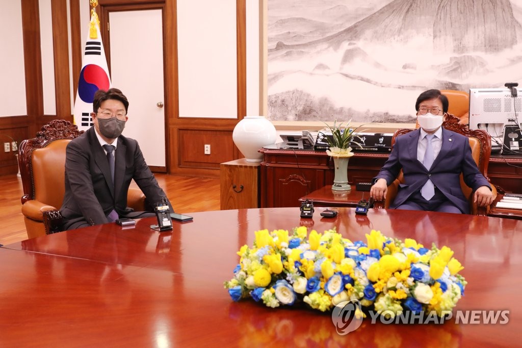 권성동, 박의장 만나 "그동안 다수당 중심…중심 좀 잡아달라"