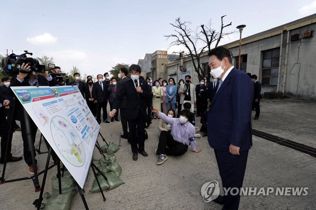 尹당선인 "중앙, 지방서 불필요 규제 싹 풀어야…그래야 사업해"