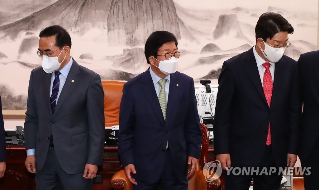 검수완박 후폭풍에 민주, 전략고심…국힘엔 맞불·정의엔 회유