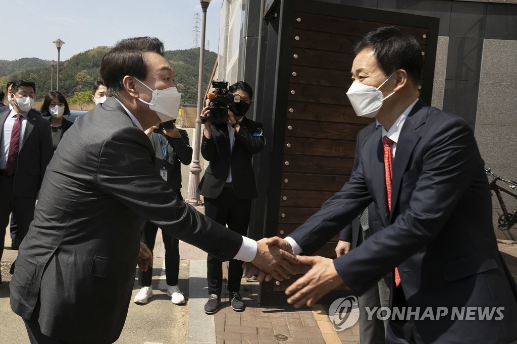 尹당선인, 박근혜와 50분 회동…"면목 없어, 늘 죄송했다"