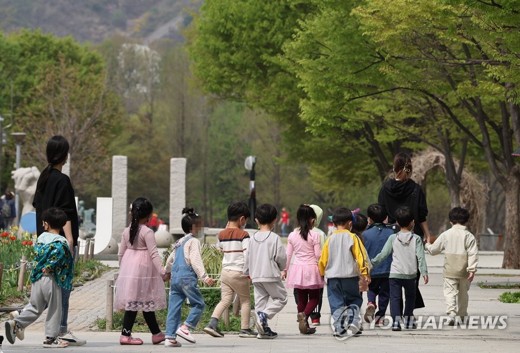 학교도 2년여만의 일상회복…5월부터 정상등교·선제검사 자율화