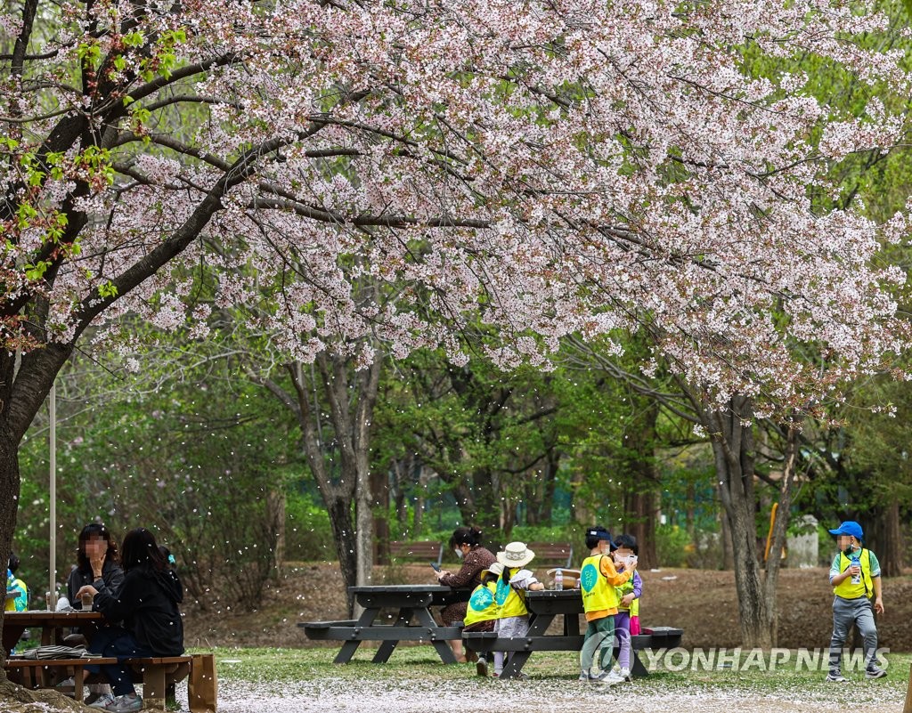 [날씨] 전국 구름 많고 큰 일교차…수도권 미세먼지