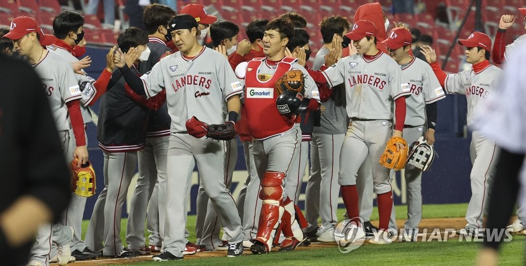 첫 승 거둔 MLB 베테랑 노바 "한국 타자들 공격적이고 까다로워"