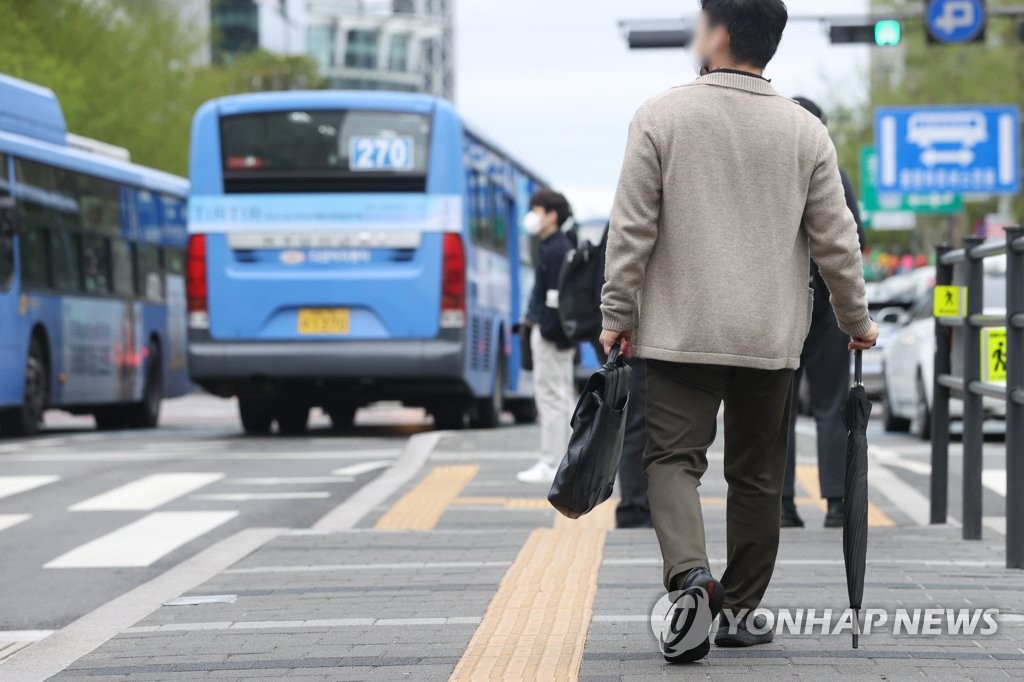 전국 흐리고 오전까지 곳곳 비…바람 불며 쌀쌀