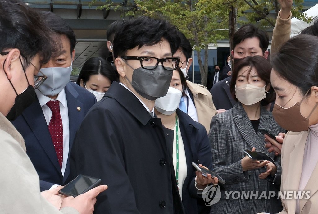 국힘, 한동훈 일단 엄호…'무리수 될라' 일각 우려도