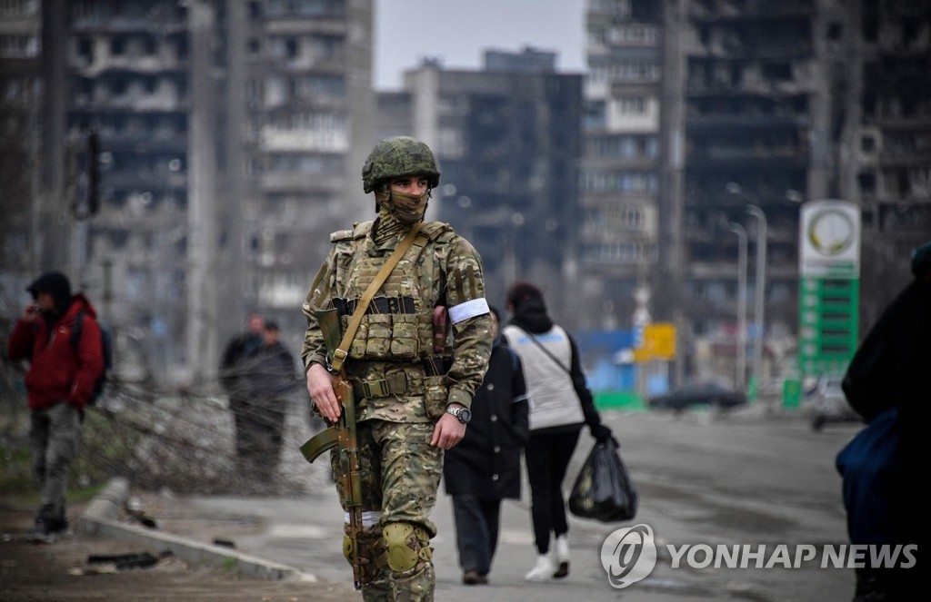 [우크라 침공] 마리우폴 필사의 항전…러 "투항하면 살려준다" 통첩