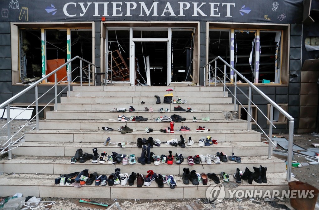 [우크라 침공] 마리우폴 필사의 항전…러 "투항하면 살려준다" 통첩