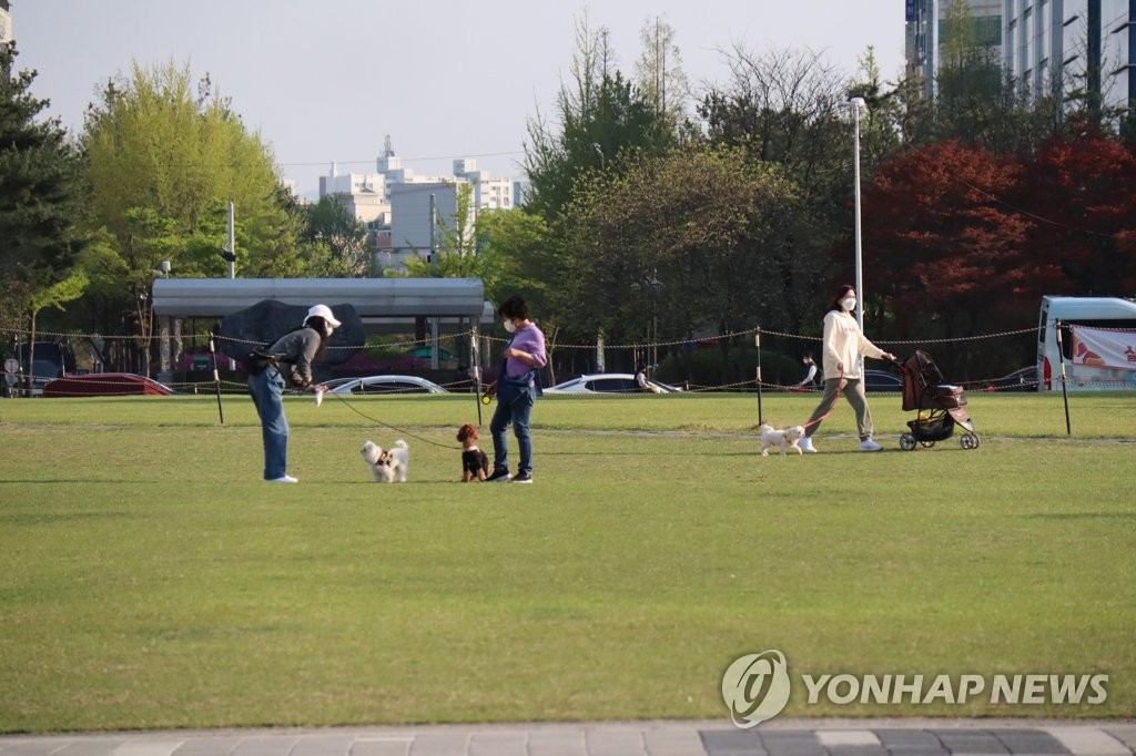 신규확진 10만7916명, 감소세 '뚜렷'…위중증 사흘째 900명대(종합2보)